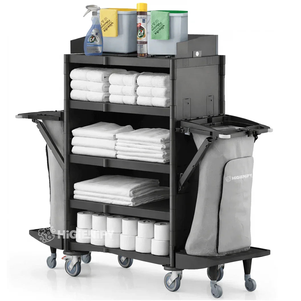 Carrinho Serviço Housekeeping IPC com toalhas, produtos de limpeza e sacos para lixo.