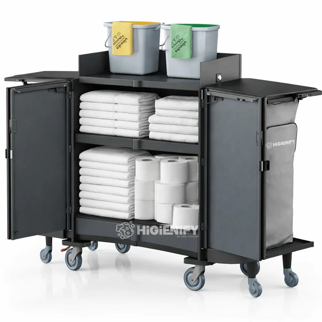 Carrinho Serviço Housekeeping IPC com toalhas, baldes e design robusto e funcional, ideal para serviço de Housekeeping.