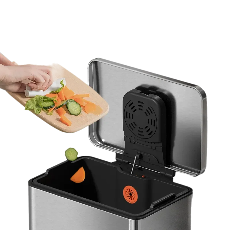 Balde Lixo Inox com Pedal XL de 45L recebendo restos de vegetais.