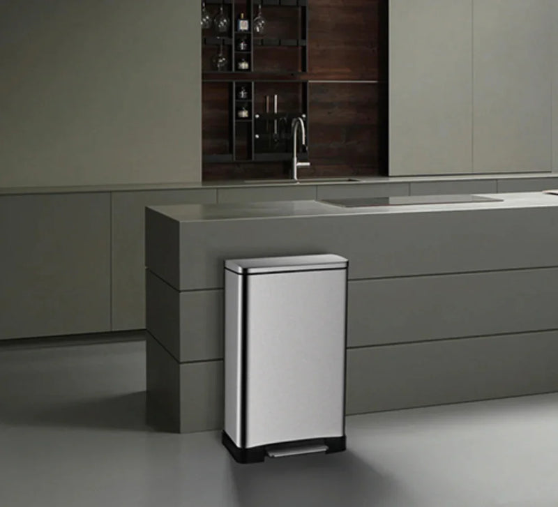 Balde Lixo Inox com Pedal XL 45L em cozinha moderna, design elegante e funcional, ideal para uso profissional.
