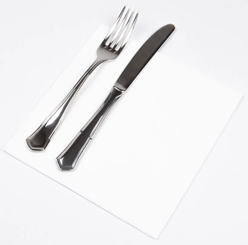 Guardanapos de Mesa Brancos Folha Dupla PPP 40x40cm com talheres sobre fundo branco.