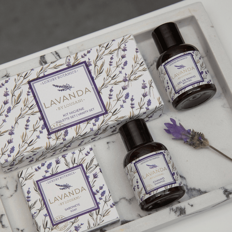 Gel de Banho Lavanda e produtos de higiene num kit de amenities da Lousani, embalagem floral e elegante