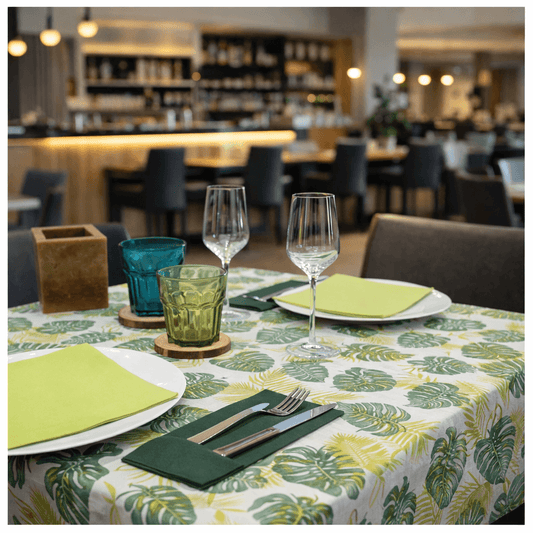 Toalhas de Mesa Decoradas em Bloco com design de folhas em restaurante elegante.
