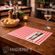 Toalhas de Mesa Individuais Xadrez Vichy 30x40cm em mesa de restaurante italiano, ambiente aconchegante e decoração rústica.