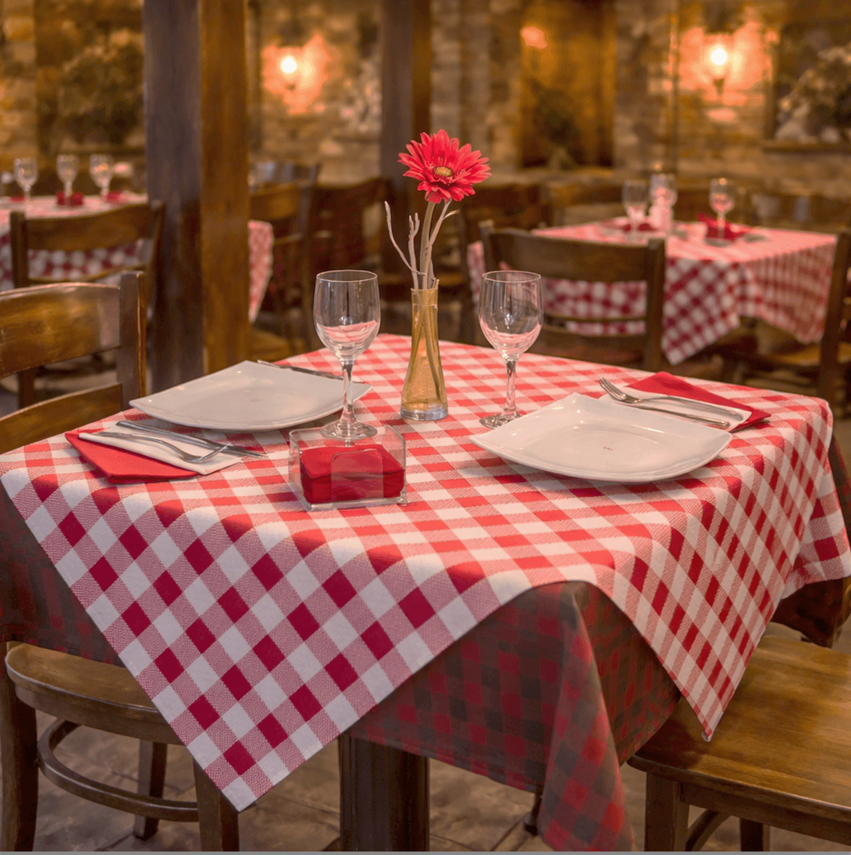 Toalhas de Mesa Decoradas em Bloco Xadrez em ambiente de restaurante com decoração acolhedora.