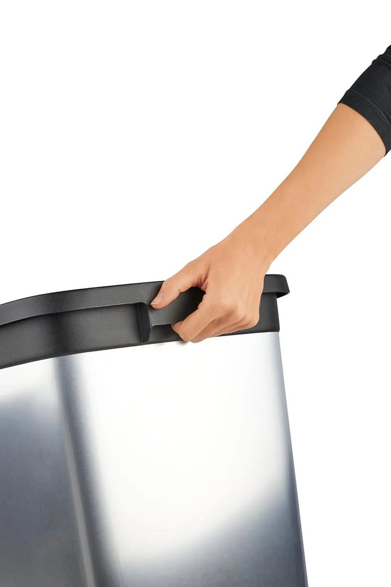 Pessoa a segurar a Papeleira Aberta XL Cinza Metal pela borda, destacando sua funcionalidade e design.