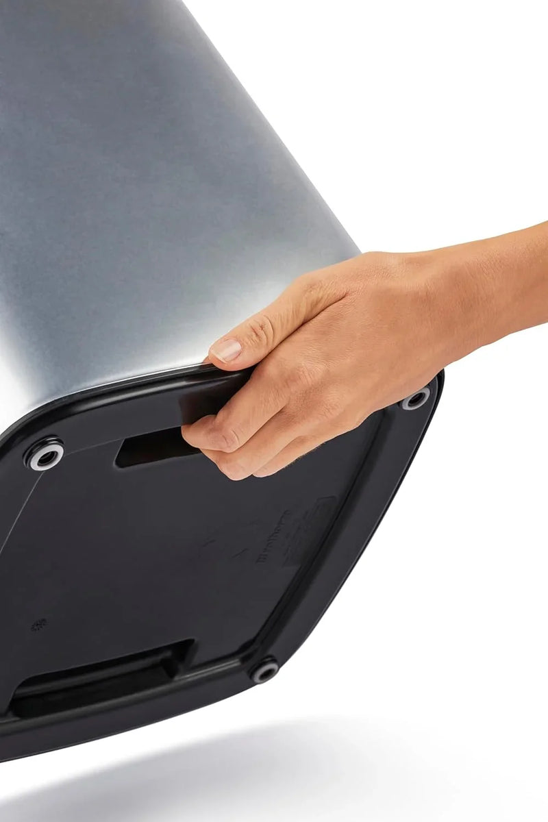 Detalhe da Papeleira Aberta XL Cinza Metal com uma mão segurando a base para fácil manuseio.