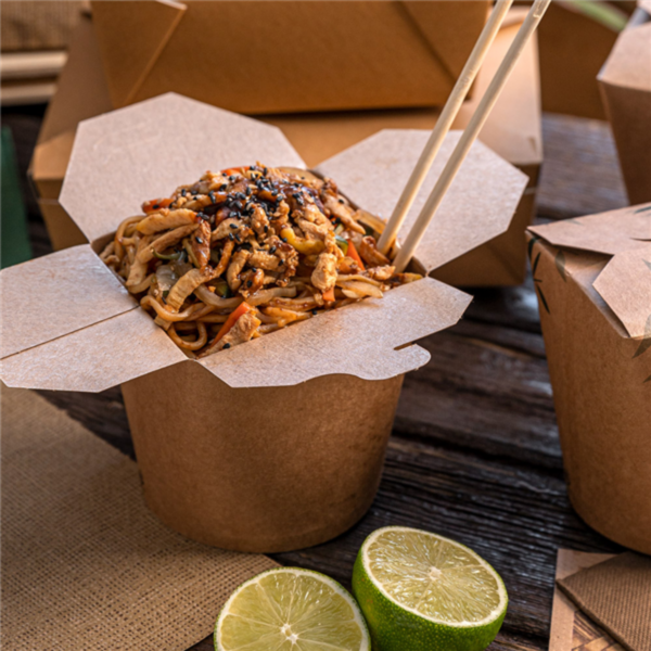 Embalagem Kraft Noodles 480ml Take Away com noodles e limão, ideal para entrega de refeições.