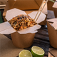 Embalagem Kraft Noodles 480ml Take Away com noodles e limão, ideal para entrega de refeições.