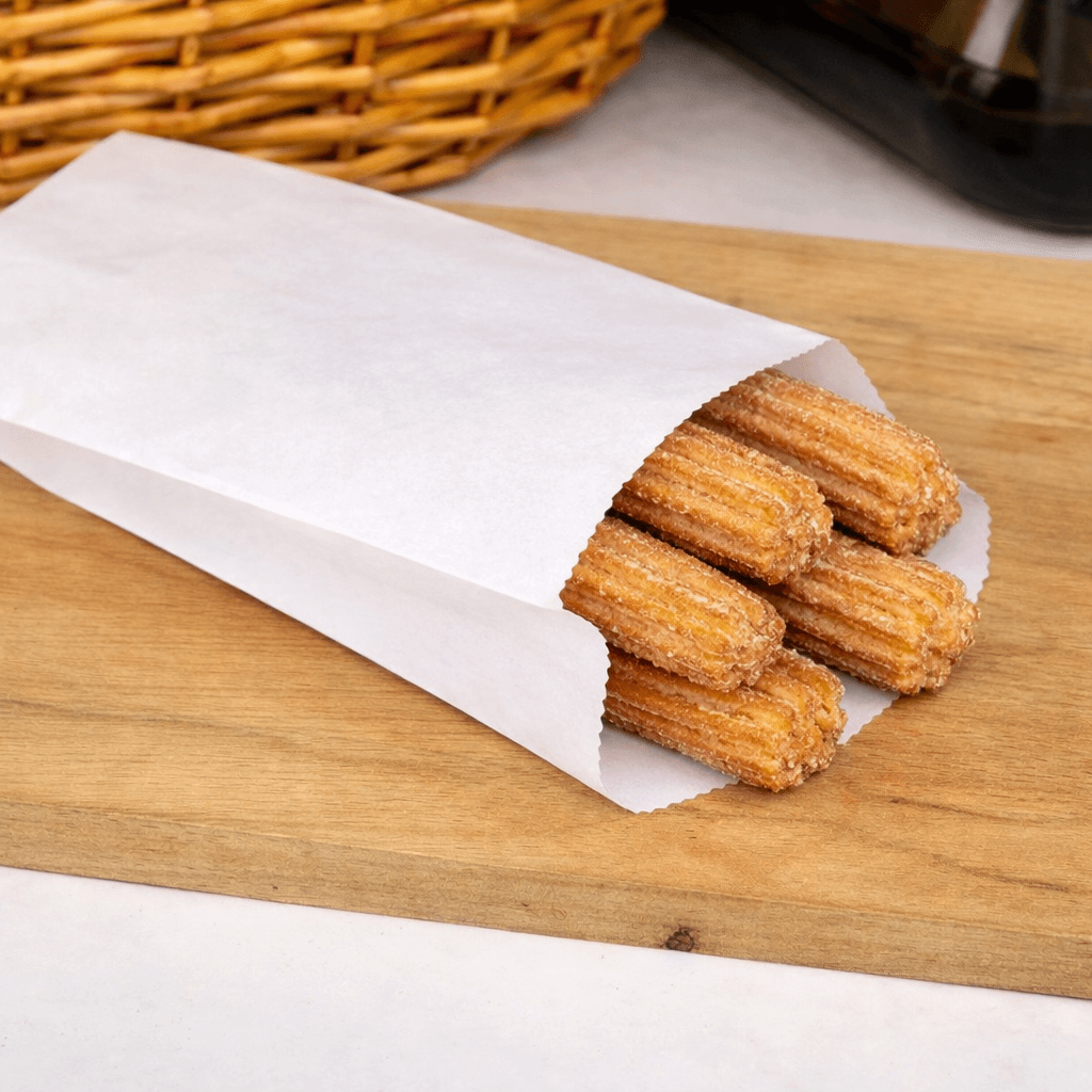 Papel Bolsa Anti-Gordura Branca 14x24 cm com churros frescos embalados, ideal para food service.
