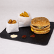 Papel Bolsa Anti-Gordura Branca 9x12 cm com hambúrguer e batatas fritas em apresentação de comida.