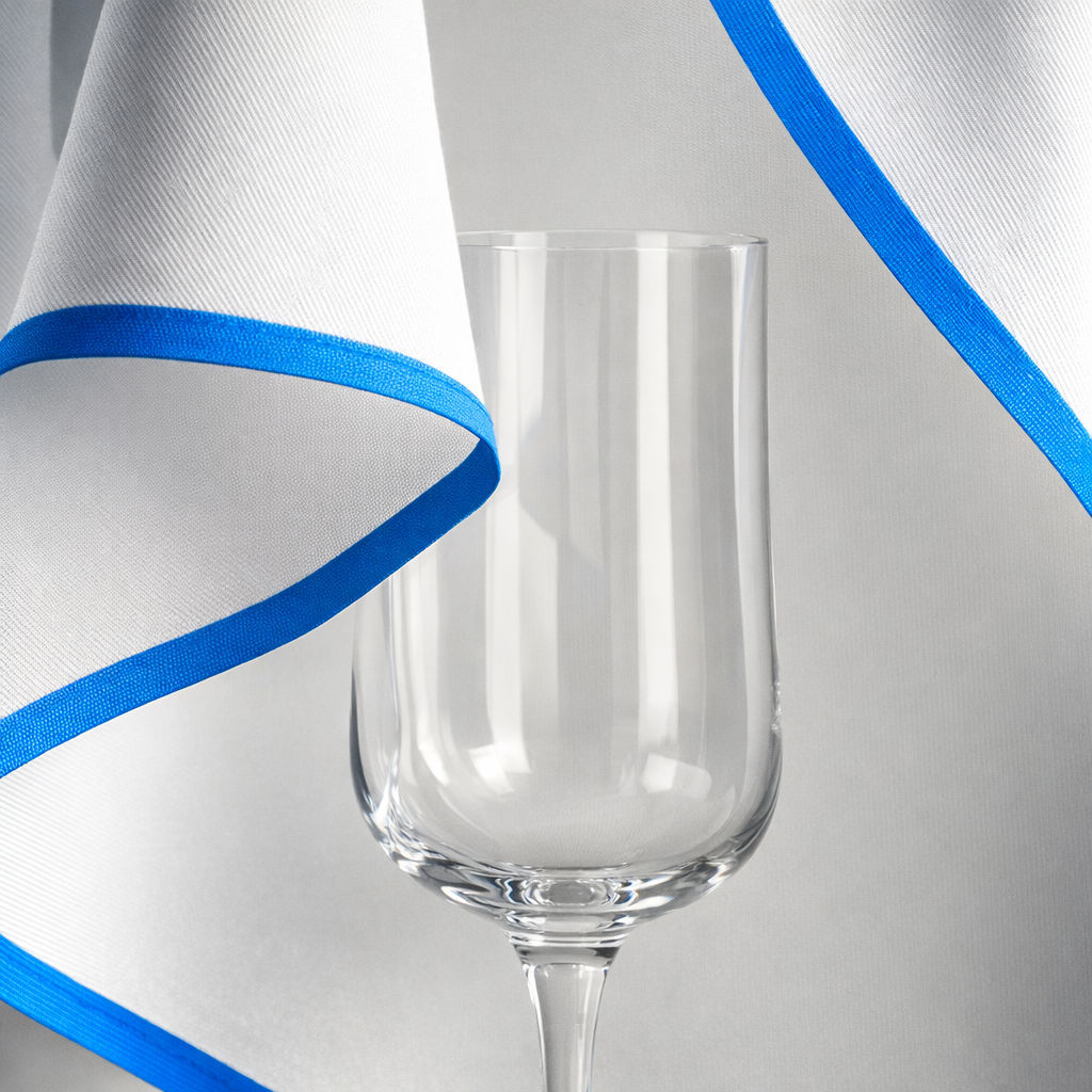 Rolo de Pano de Hotelaria Roll Drap ao lado de um copo, ideal para polimento e limpeza, pacote com 10 panos.