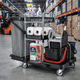 Carrinho Limpeza Piquete IPC STARACE com produtos de limpeza e utensílios em ambiente industrial.