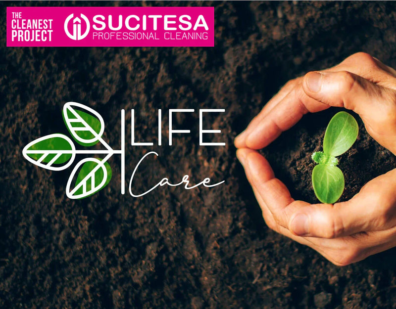 Mãos segurando uma planta com o logo do projeto Cleanest e Sucitesa Life Care ao fundo.