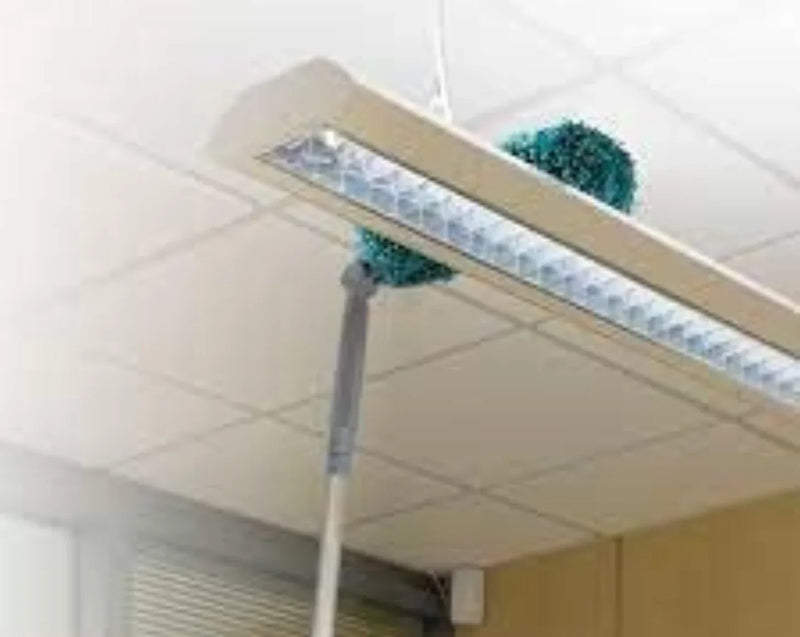 Espanador Ergonómico Acrílico Profissional TTS completo em uso na limpeza de um teto de um escritório