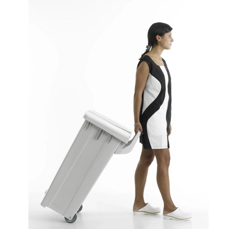 Mulher a puxar um Contentor do Lixo Profissional com Rodas TTS Derby XXL de 90L.