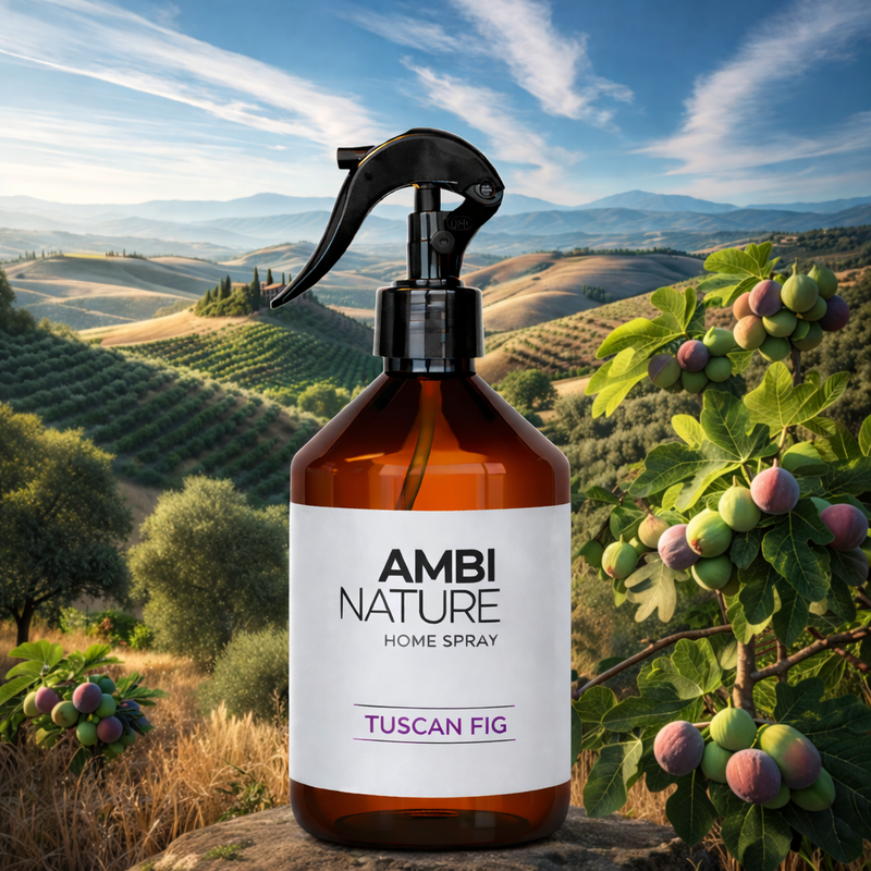 Ambientador Líquido Premium Tuscan Fig em frasco de spray, rodeado por paisagem de figueiras na Toscana.