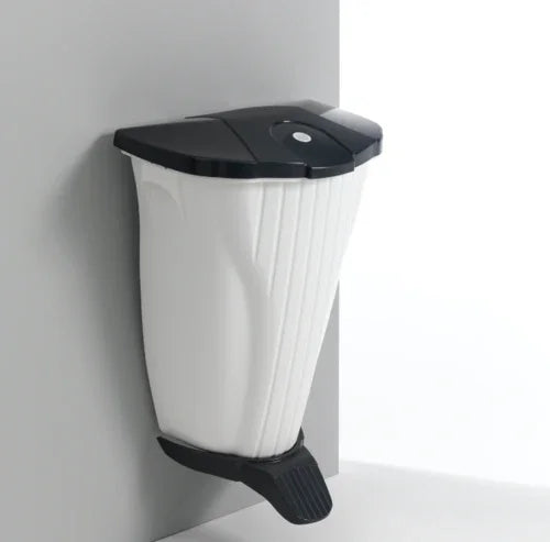 Balde de Lixo de Parede com Pedal instalado na parede em ambiente moderno e funcional.