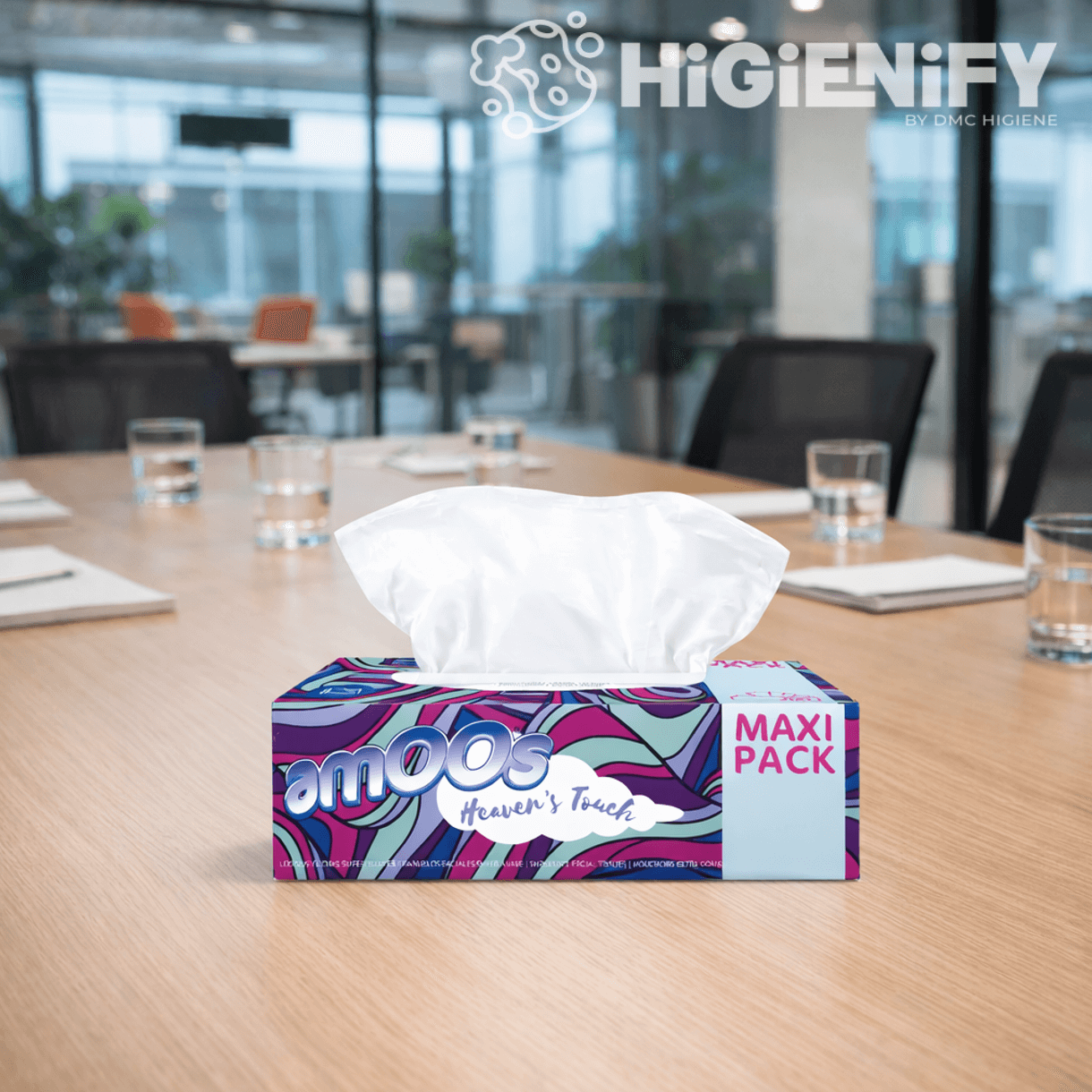 Lenços Faciais Tissue Maxi 2F Amoos em embalagem na mesa de reuniões, ideal para uso em ambiente profissional.