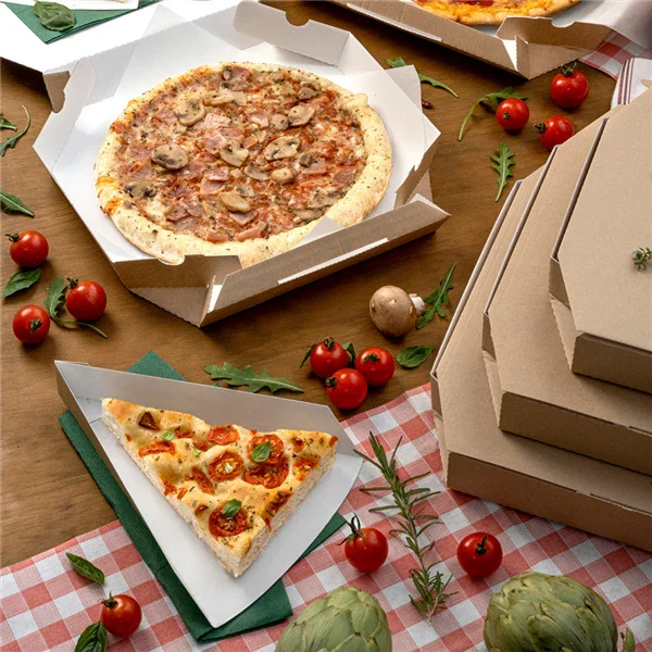 Pizzas em caixas de entrega, acompanhamento de tomates frescos e ervas, disposição em mesa rústica.
