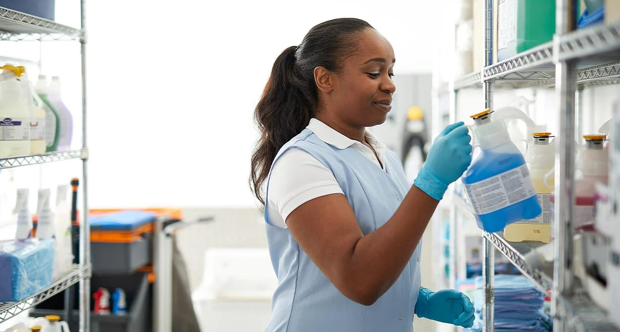 SUMA SmartDose Sistema Diluição Detergentes Concentrados Profissional Diversey