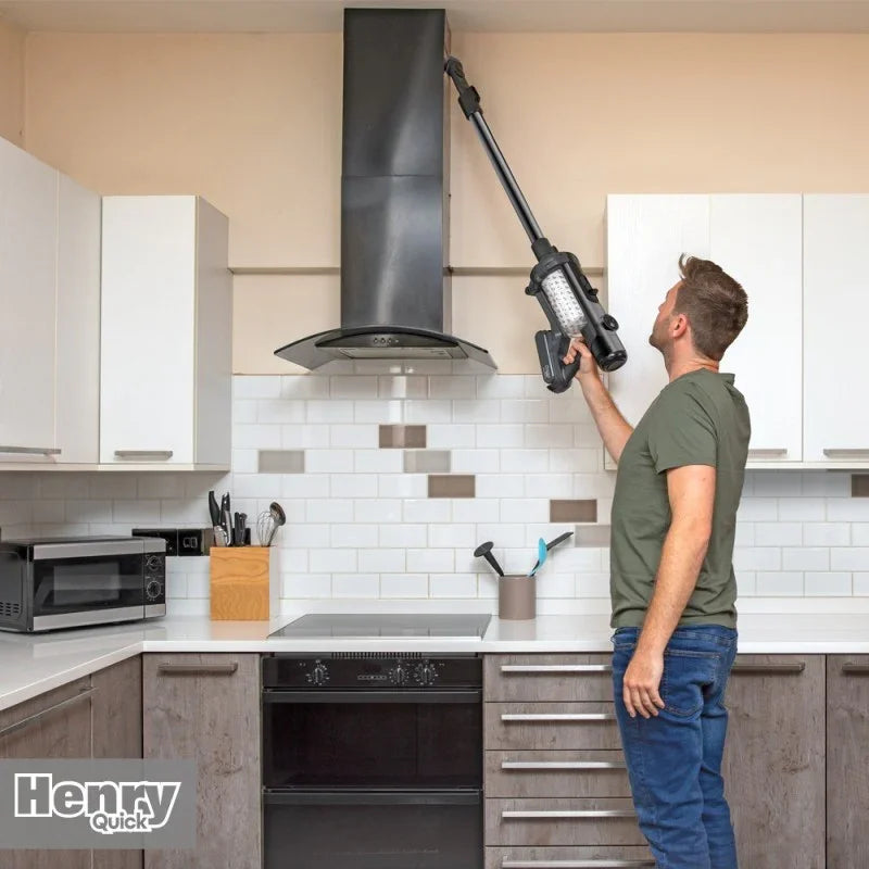 Aspirador de Pó Vertical Profissional HENRY QUICK em uso numa cozinha doméstica