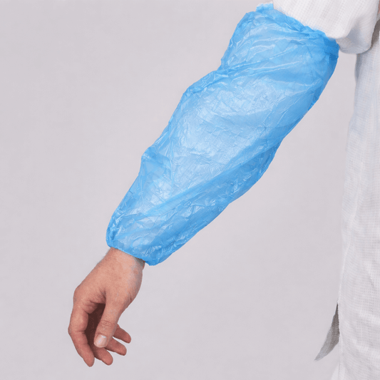 Manguito Plástico Azul Descartável aplicado num braço, ideal para proteção e impermeabilização.